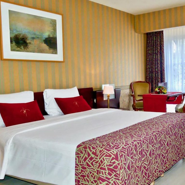 A cozy hotel room