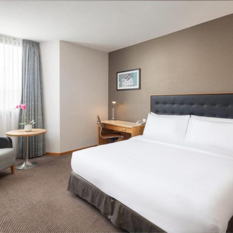 A cozy hotel room