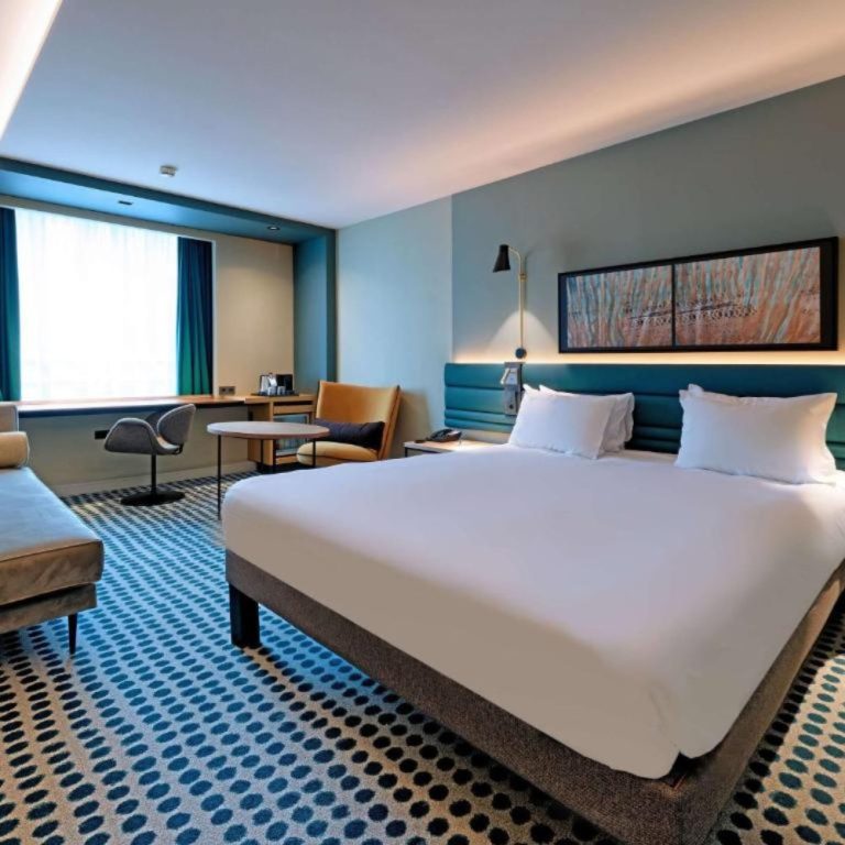 A cozy hotel room