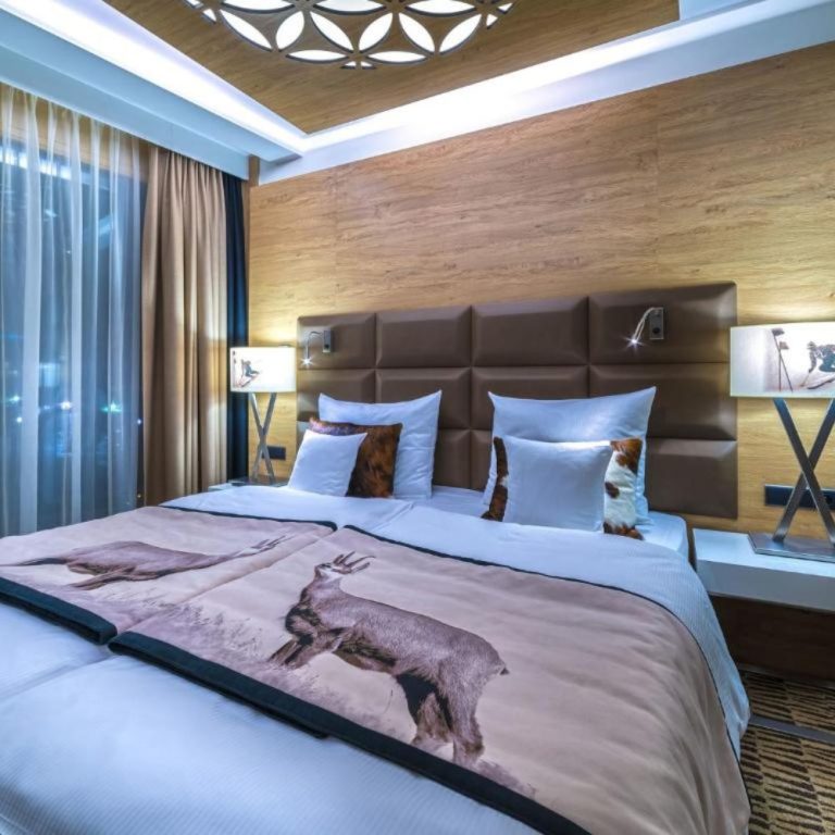 A cozy hotel room
