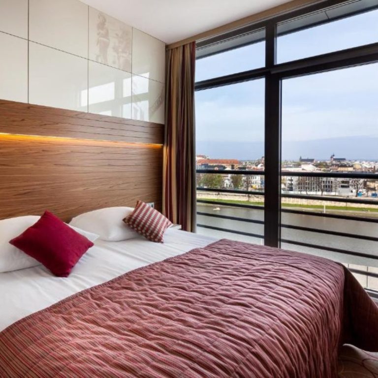 A cozy hotel room