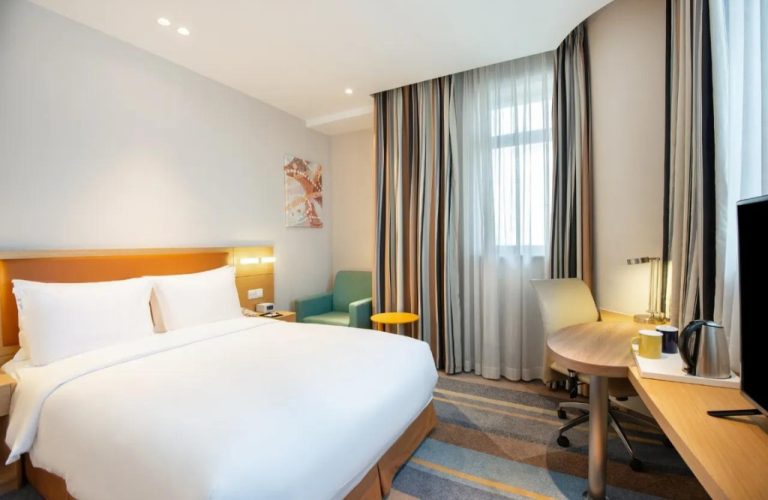 A cozy hotel room